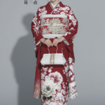 振袖：R2221-玉城ティナ×紅一点-玉城ティナ×紅一点-赤-梅に牡丹│-振袖レンタル-│-京都着物レンタル夢館-03-08-2026_01_45_PM