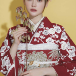 振袖：R2221-玉城ティナ×紅一点-玉城ティナ×紅一点-赤-梅に牡丹│-振袖レンタル-│-京都着物レンタル夢館-03-08-2026_01_47_PM