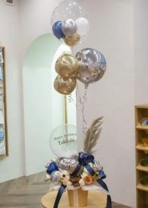 誕生日-バルーンギフト】豪華なクラシックネイビーアレンジ-誕生日-置き型-ラッピーのバルーン電報-03-09-2026_08_37_AM